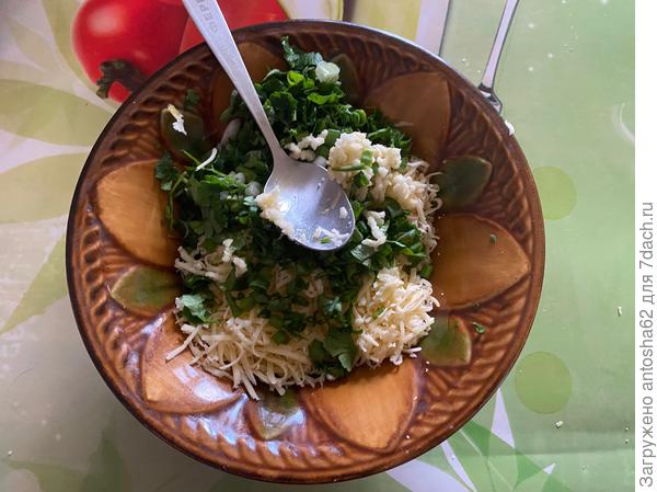 Раздавленные зубчики чеснока добавляем к массе