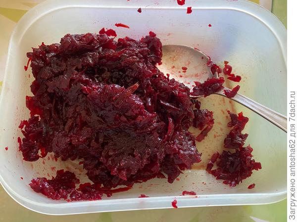 После нарезаем половины луковицы полукольцами