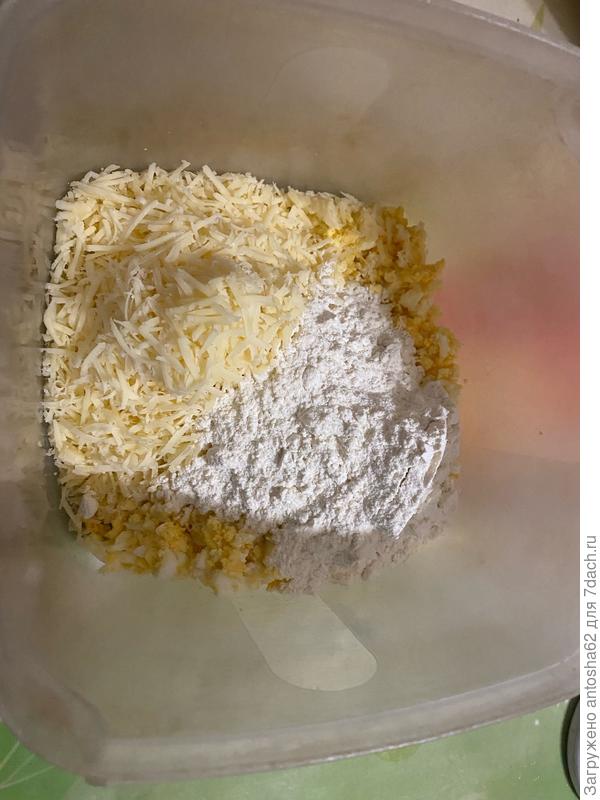 Разбиваем к массе яйцо