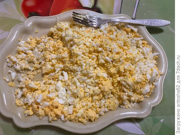 И соединяем с натертым на мелкой терке сыром и мукой