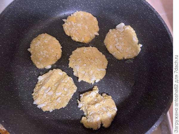 Обжариваем по 5 минут с каждой стороне