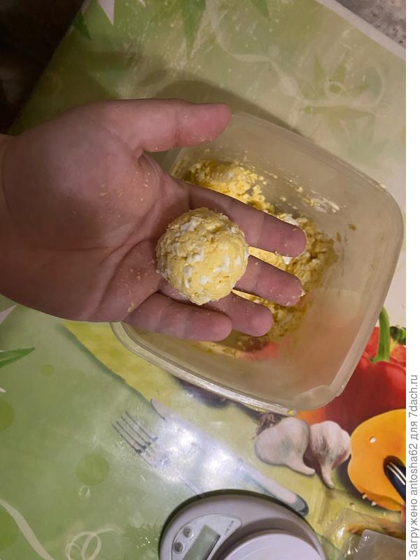 Шарики приминаем и отправляем обжариваться на сковороде