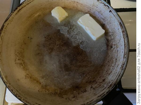После чего перекладываем нарезанные кусочки и добавляем 4 столовых ложки сахара