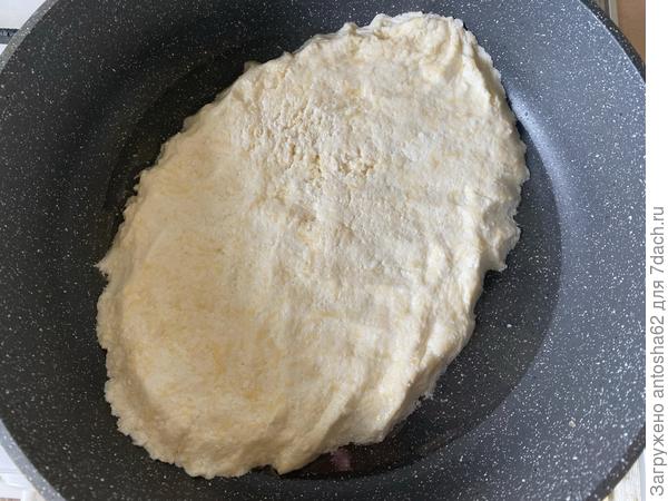 По мере готовности переворачиваем хачапури на другую сторону, аккуратно делая выделение в нем и выливаем желток, вокруг которого обсыпаем поверхность сыром