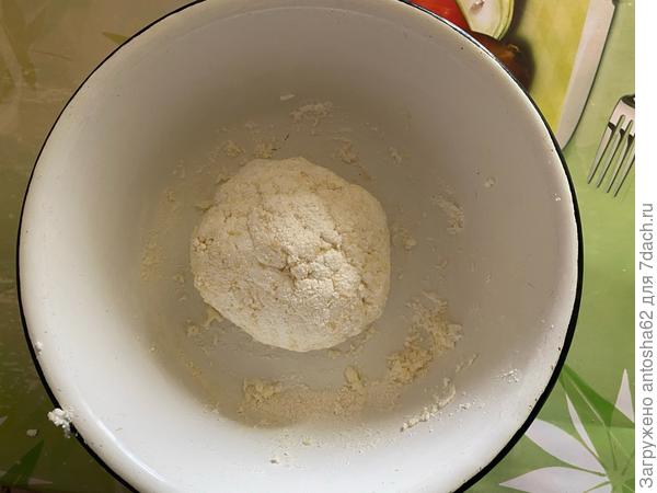 Из шара лепим хачапури, которое обжариваем на небольшом количестве растительного масла