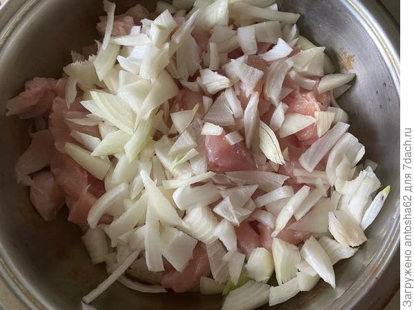 Параллельно с этим нарезаем кусочками картофель и укладываем его в форму для запекания