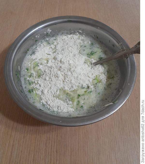 Начинаем готовить сковороду, заливая ее растительным маслом