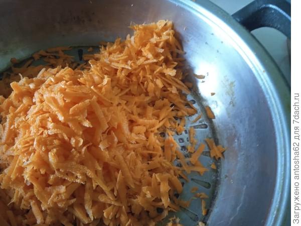 К моркови добавляем нарезанный лук