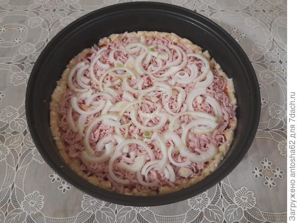 Смазываем майонезом и укладываем сыр