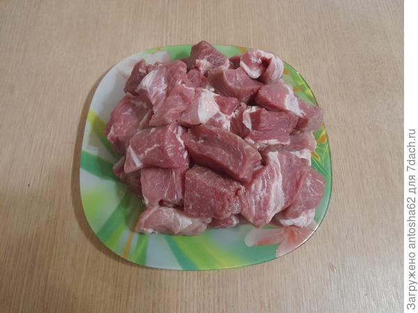 Соединяем в кастрюле мясо и лук