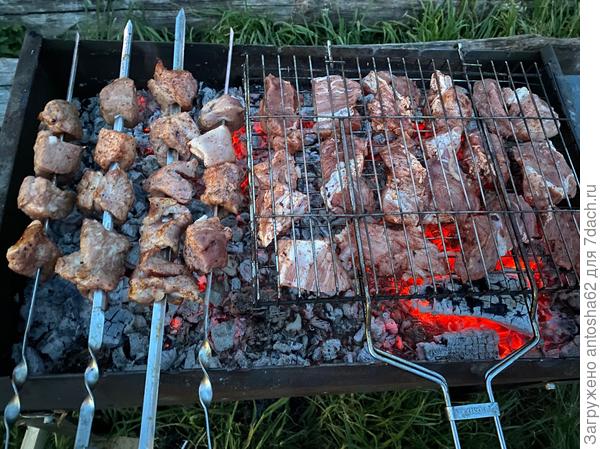 Периодически переворачиваем шампура и решетку