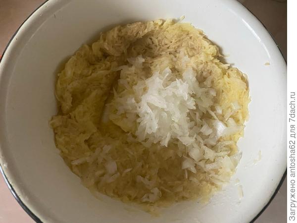 Теперь добавляем раздавленный чеснок
