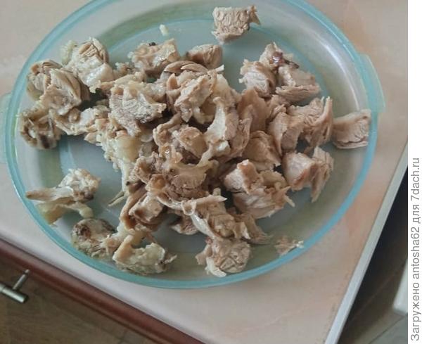 Затем добавляем к картофелю мясо, спустя 10 минут варки добавляем морковь и лук, протертый маринованный огурчик