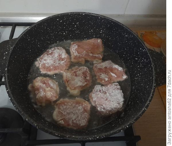 Параллельно с чем нарезаем лук кольцами