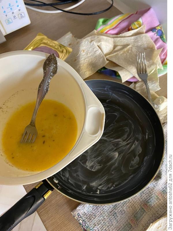 Выливаем половину яичной смеси на сковороду и кладем первый круг лаваша