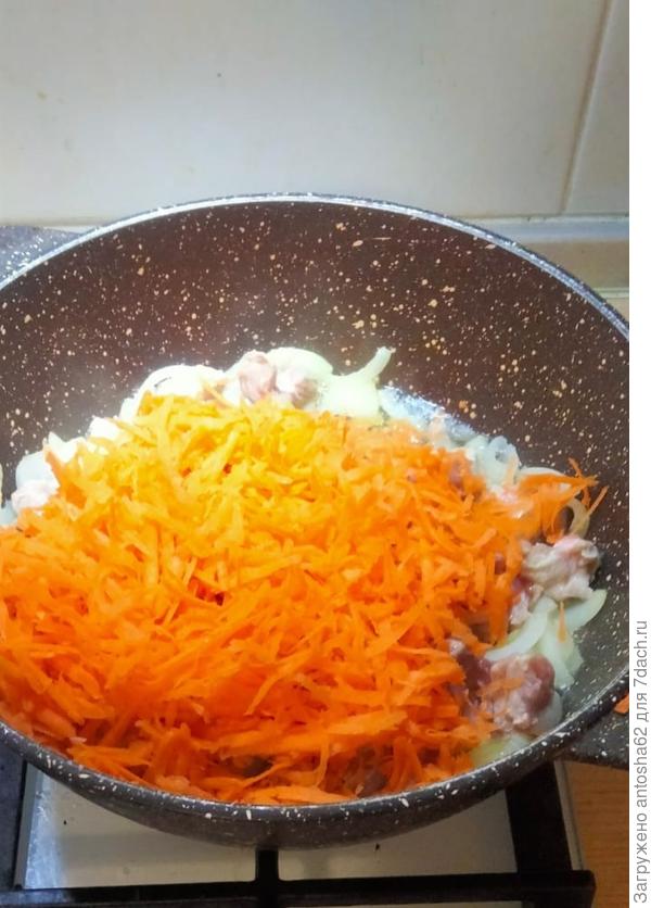 В процессе готовки добавляем кусочек сливочного масла