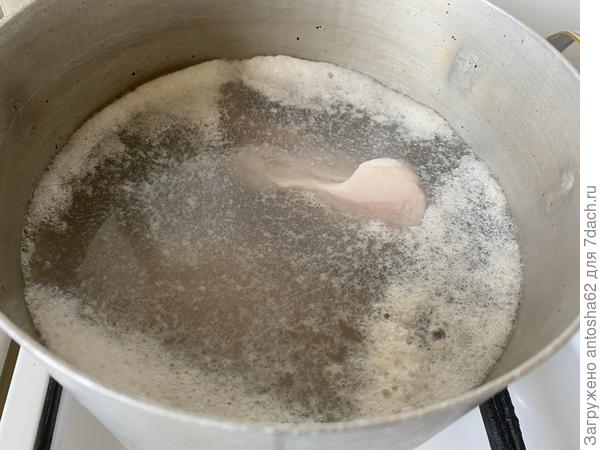 После чего оставляем мясо настаиваться в течение 5 часов, затем вынимаем его из рассола и натираем чесноком