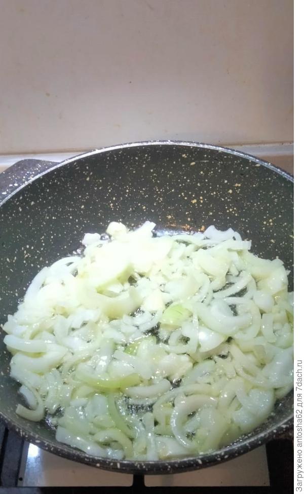 Затем добавляем мясо, порезанное на небольшие кусочки