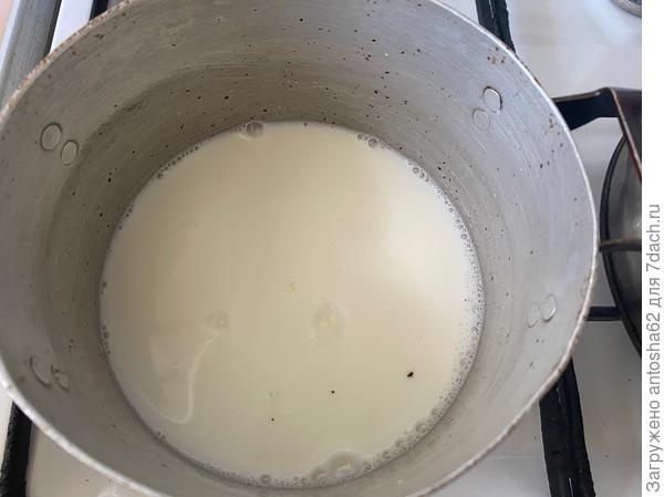 Параллельно с эти шоколад дробим на мелкие кусочки