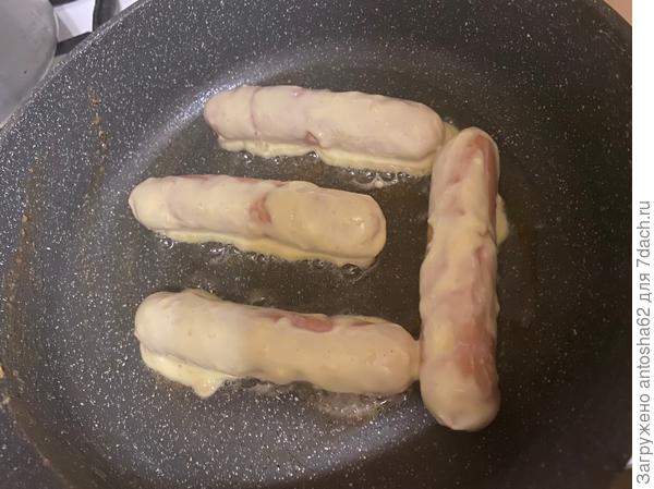 И начинаем обжаривать на сковороде