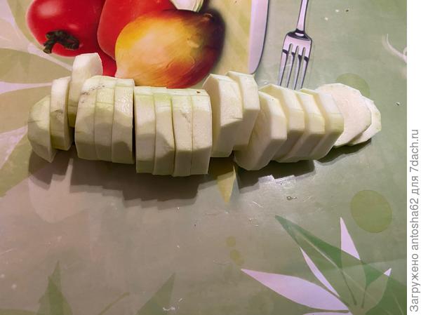 Готовим кляр, разбивая 2 куриных яйца, которых солим и перемешиваем