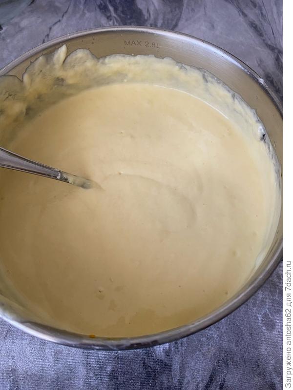 Разогреваем сковороду с растительным маслом, на которой при помощи столовой ложки формируем оладьи