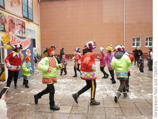 Танцевальный коллектив "зажигает"