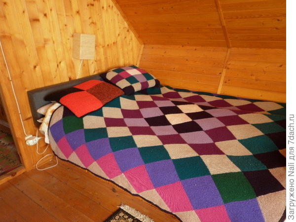 Плед и подушки у нее на даче