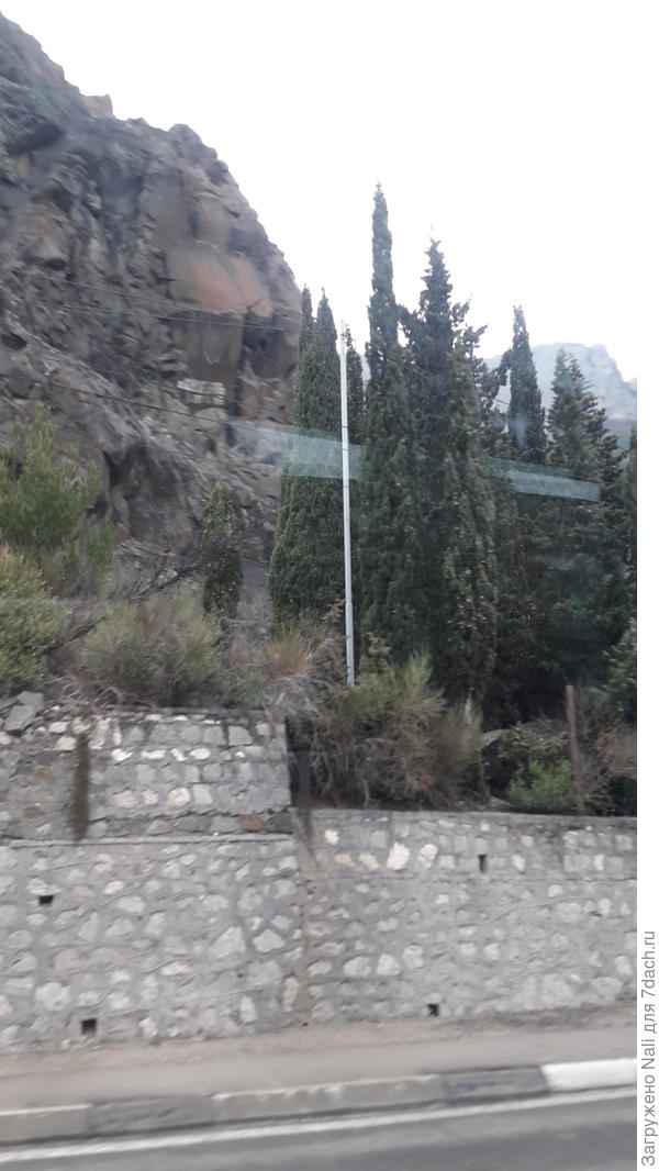 Такие подпорные стенки выполнены вдоль всего пути.