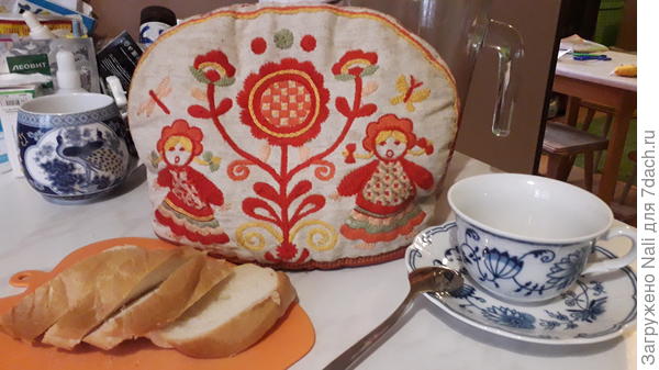 Эта грелка на чайник, вышитая владимирской гладью, служит мне много лет. Наверное, и внукам перейдет)