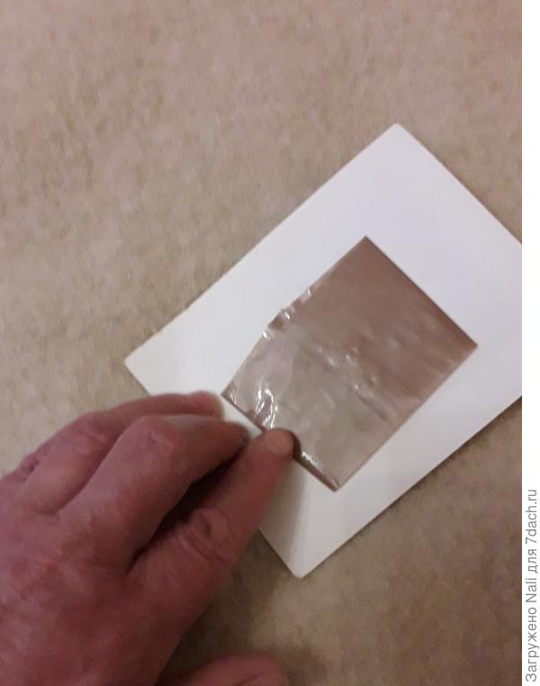 Приклеиваем кольцо с обратной стороны картинки