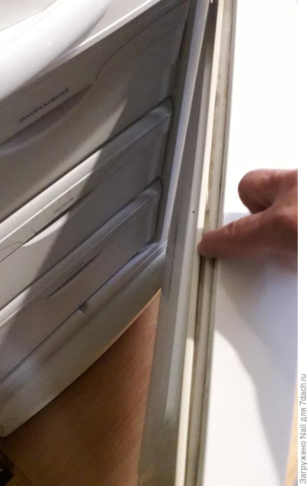эта прокладка на дверце часто засоряется