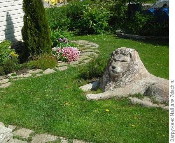 Лев из бетонной смеси