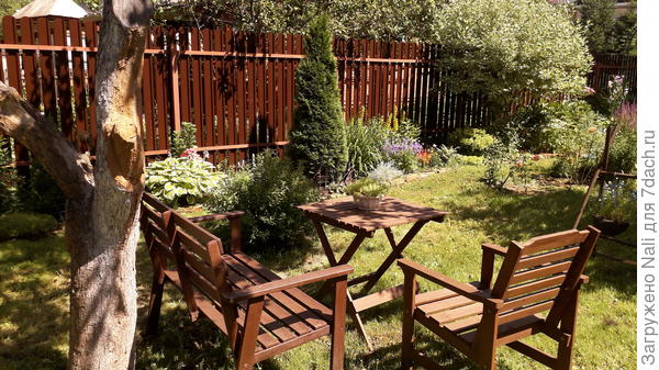 Под ней расположена зона отдыха ( где сначала планировалась детская зона)