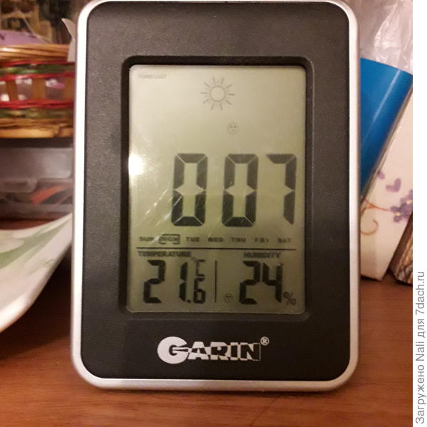Нижние цифры - температура и влажность