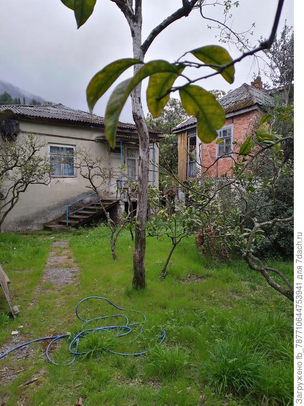 Ставим душевую кабину и подключаем воду и электричество.Мы всё умеем,но помощь соседа была кстати.