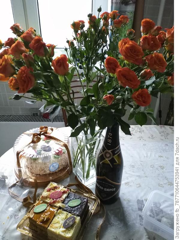 Тортики и шампанское,думаю, будет кстати