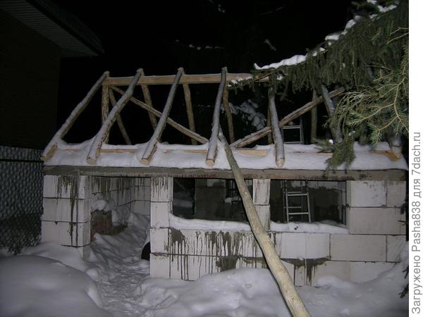 Ну и на всякий случай древнее фото строящегося гусиного домика. Двери на улицу в обе стороны, чтобы гуси могли ходить через домик транзитом и гулять там-сям.