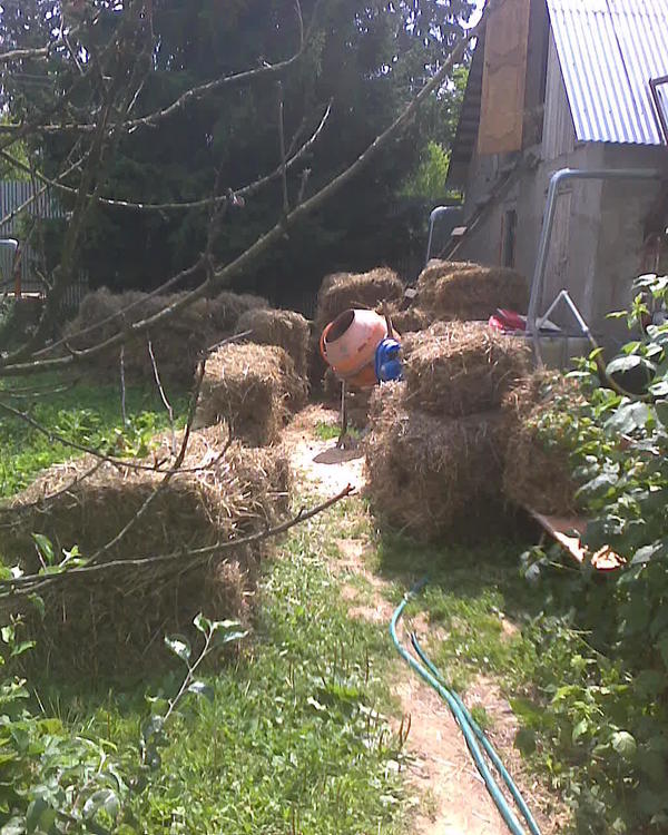 Ну вот сено. 1 тонна тюками. Никого не привлекал, тупо сам убрал на чердак за 1 день,причем не прям с утра с ранья, а часов в 11 выполз работать. Убрал и всё. Еще одна тонна наверху лежит, плюс свои заначки скошенного сена, плюс гора дармовых веников из под линий электропередач - и 4 козам и козлику на зиму вполне хватит. Чо тут такого блин заумного, ну?