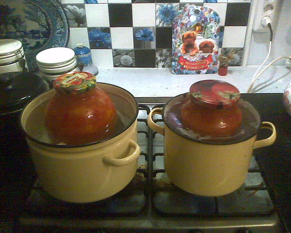 Вот этот рецепт - на 5 л. Двухлитровая и трехлитровая банки. Кастрюльки желательно подбирать максимально высокими, слева у трехлитровой - на пределе, желательно бы повыше.