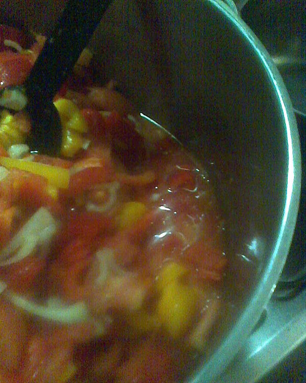 Греем, помидоры и перец, да и лук - дают сок, смесь оседает ниже