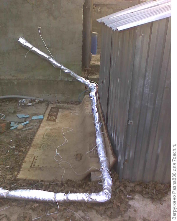 труба водоснабжения к хлеву вдоль поленницы. Древний истертый ковер - скорее всего им я обмотаю трубу для пущего утепления, а потом обмотаю старым баннером, чтобы не мокло, и прикрою обрезками железа, чтобы с поленницы не лило на эту &quot;конструкцию&quot;. Под трубой старый брус лежит, чтобы чуть приподняться от земли. а то там весной лужа может быть.