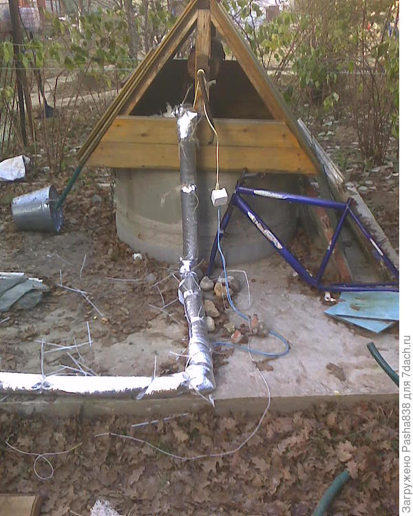 Колодец со всяким барахлом, которое мне всё недосуг убрать. Думаю в будущем кольцо обмотать толстым изоспаном и отделать каменной кладкой, когда наберу достаточно камней. Вокруг колодца железобетонная площадка. Раму от велосипеда нашел в лесу, пока не решил чего с ней делать - то ли докупить к ней всё остальное и собрать велосипед, то ли в бетон её закатать вместо арматуры. Наверное, буду собирать велосипед.