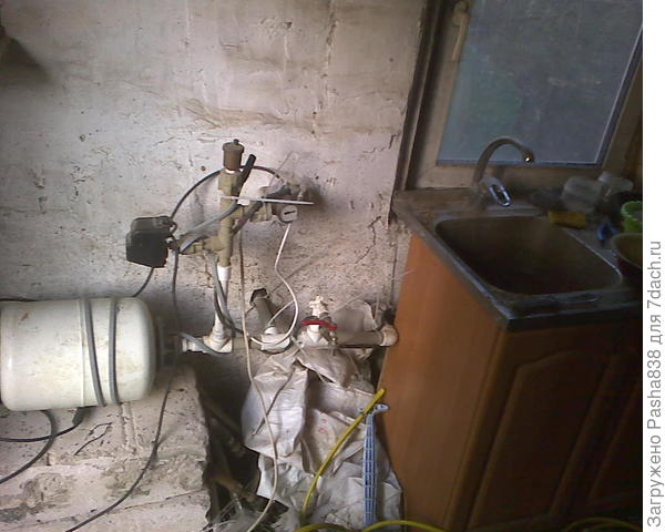 Вот сверху. Это не система отопления, а просто водоснабжение хлева, но та же штуковина. Клапан сброса воздуха из системы (в принципе конкретно здесь не особо нужен) - в верхней точке, над манометром чуть левее него, латунный с пластмассовой пипочкой наверху.