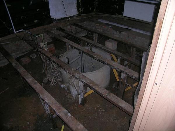 У меня на кухне еще и колодец. Над колодцем потом был сделан двойной люк, тяжелый, долговечный и прочный. Тяжелый умышленно - чтобы если будут дети то не смогли его поднять и открыть, а то мало ли, додумаются лезть