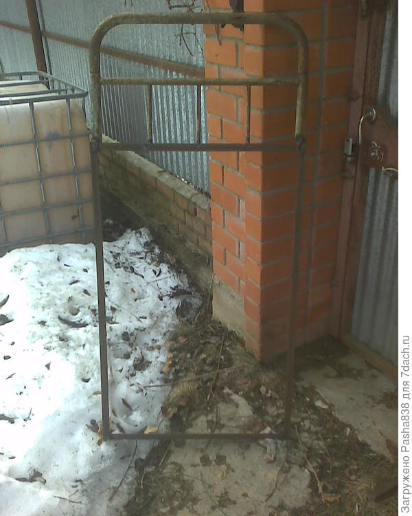 Высота калитки 1,5 м, чтобы козы не перепрыгивали к курам на выгул за куриным зерном. Доварю перекладину (или две из угла в угол, смотря какой металл попадет - арматура или уголок) и далее обтяну её сеткой.