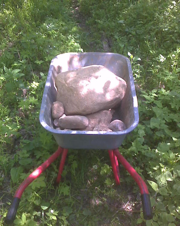 камни с опушки леса. Надеюсь, они там действительно дорожникам ни к чему (раз их в лес в сторону кустов зафутболили), а то получится что ворую. Там этого добра среди выкорчеванных корней и глины полным-полно