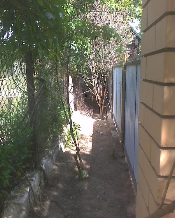 Справа тут ход дальше. А потом еще налево. Целый лабиринт. Но ошибиться нельзя, тут нет ответвлений.