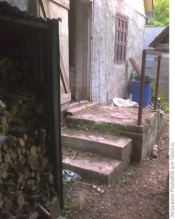 Вход в хлев с другой, западной стороны. То же самое, только въезд комбинированный - с одной стороны лестница, с другой (тут же) наклонный, чтобы заезжать с тачкой (с восточной стороны лестницы нет, только наклонный въезд, зимой в гололед лучше по лестнице, а не по нему). Справа виднеется другой сарайчик - это будущий свинарник, рассчитанный на 1-2 поросят (маленький то есть).