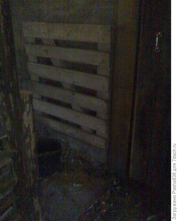 Дверцы. Вот здесь снизу я прибью доски, чтобы посыпка пола не валилась в корридор. Дверцы вешаются повыше, в расчете на подстилку, а низ забивается (козы легко перешагивают). Тут рядом (забыл сфотать) у этой двери над корридором люк с раскладной из него лестницей - это я зимой лазаю наверх и скидываю вниз тюки с сеном, или веники волоку (чтобы не тащиться через улицу). Люк, если имеется чердак - крайне желателен.